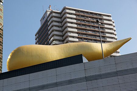 Asahi Beer Hall con scultura dorata a Tokyo sotto il cielo blu.