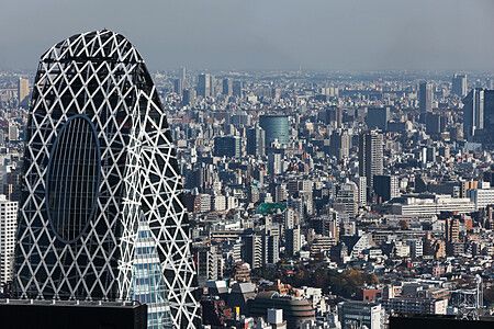 La Cocoon Tower domina il paesaggio urbano di Shinjuku, Tokyo, con la sua struttura unica.
