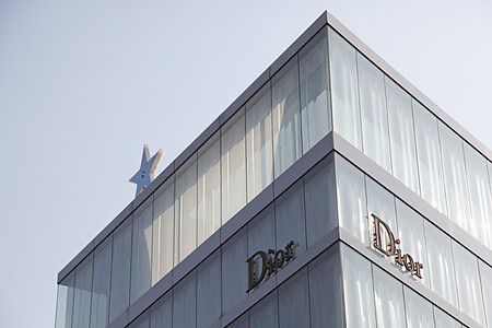 Edificio in vetro con insegna Dior a Omotesando, Tokyo