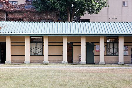 Facciata del Jiyugakuen Myonichikan con colonne e tetto verde a Tokyo.
