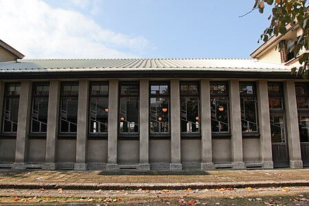 Facciata del Jiyugakuen Myonichikan a Ikebukuro con finestre ampie.