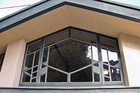 Finestra geometrica dell'edificio Jiyugakuen Myonichikan a Ikebukuro.