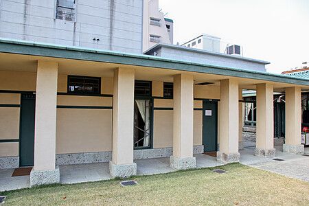 Vista esterna del Jiyugakuen Myonichikan con colonne e dettagli architettonici.