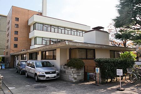 Vista dell'edificio Jiyugakuen Myonichikan con auto parcheggiate davanti a Ikebukuro.