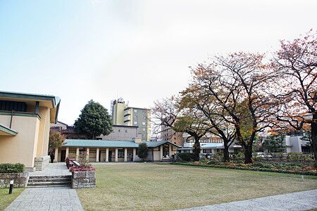 Jiyugakuen Myonichikan di Frank Lloyd Wright circondato da un giardino.