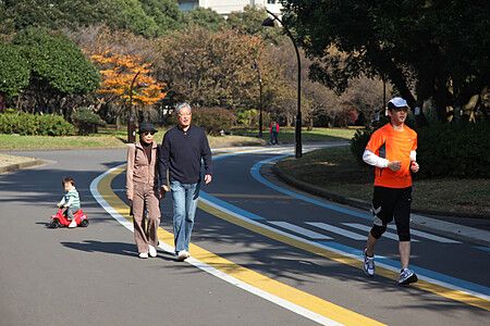 Persone che camminano e corrono nel parco olimpico di komazawa