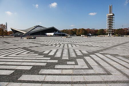 Piazza con motivi geometrici e torre al Parco olimpico di Komazawa a Tokyo