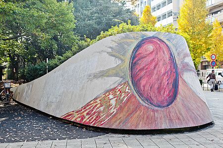 Scultura moderna nel parco olimpico di komazawa, tokyo.