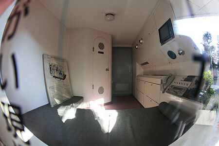 Interno di una capsula della Nakagin Capsule Tower con arredi futuristici.