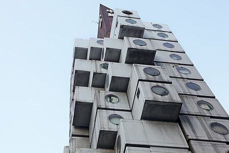 Nakagin Capsule Tower con capsule modulari e finestre tonde a Tokyo.