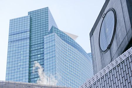Dettaglio della Nakagin Capsule Tower a Tokyo con capsule visibili.