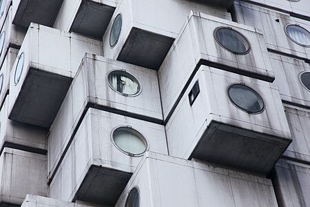 Moduli della Nakagin Capsule Tower a Tokyo con finestre circolari.
