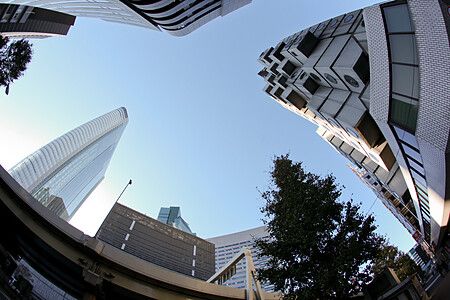 Veduta dal basso della Nakagin Capsule Tower a Tokyo con edifici moderni