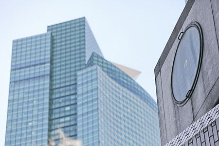 Dettaglio della Nakagin Capsule Tower con edificio moderno a Tokyo.