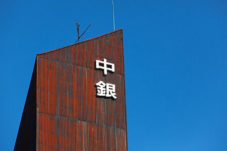 Dettaglio della Nakagin Capsule Tower a Tokyo con cielo blu
