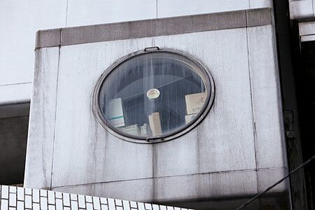 Finestra circolare di una capsula della Nakagin Capsule Tower a Tokyo.