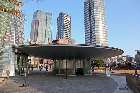 Edificio dall'aspetto futuristico nei pressi di The National Art Center, Tokyo con grattacieli sullo sfondo.