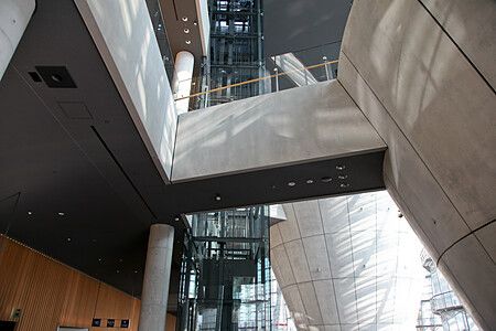 Interno moderno di The National Art Center a Tokyo con cemento e vetro.