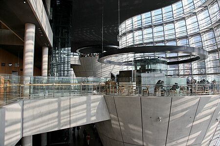 Interno di The National Art Center a Tokyo con architettura moderna e vetrate curve.