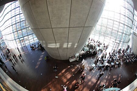 Interno luminoso di The National Art Center con persone e design moderno