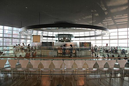 Interno moderno di The National Art Center a Tokyo con area ristorazione circolare.