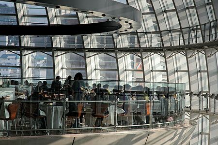 Persone al ristorante in uno spazio con grandi vetrate curve a The National Art Center, Tokyo.