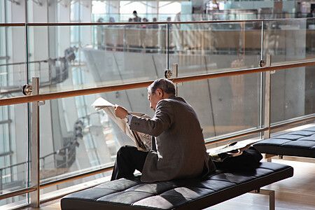 Uomo che legge un giornale all'interno di The National Art Center a Tokyo