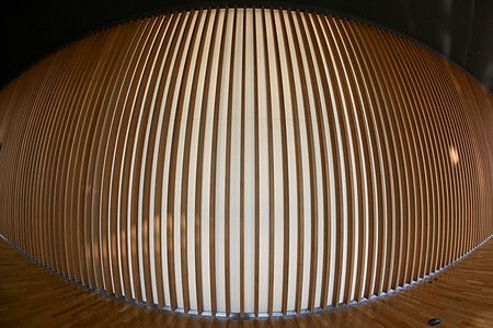 Installazione moderna con pannelli verticali al The National Art Center di Tokyo