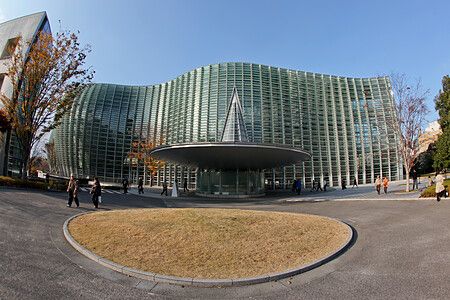 La facciata moderna di The National Art Center a Tokyo con persone nel cortile.