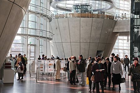 Interno moderno e luminoso di The National Art Center a Tokyo con persone.