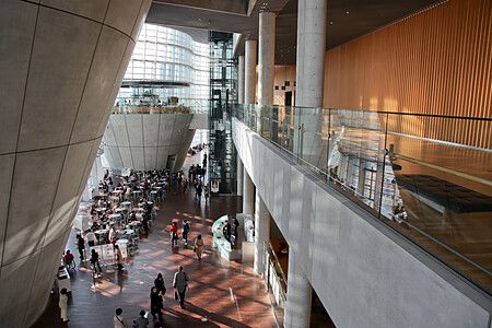 Interno moderno di The National Art Center a Tokyo con persone e architettura in vetro