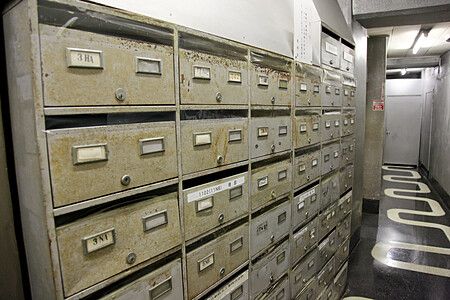 Cassette postali metalliche in un corridoio del New Sky Building a Shinjuku.