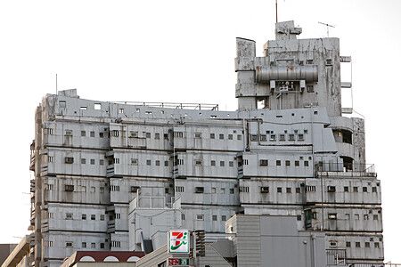 Il New Sky Building a Shinjuku, Tokyo, con la sua architettura moderna e geometrica