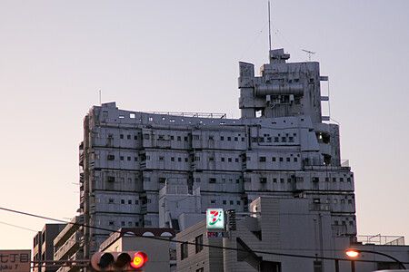 Edificio moderno a Shinjuku, Tokyo, al crepuscolo.