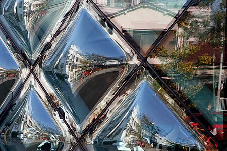 Facciata di vetro riflettente dell'edificio Prada Aoyama a Tokyo.