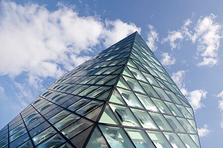 Facciata in vetro dell'edificio Prada Aoyama a Tokyo con cielo blu.