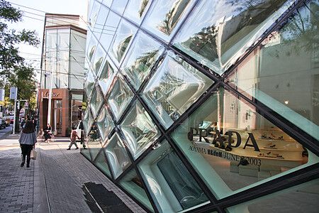Facciata in vetro del Prada Aoyama a Tokyo.