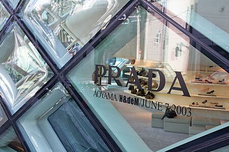 Facciata in vetro di Prada Aoyama a Tokyo con esposizione di scarpe all'interno