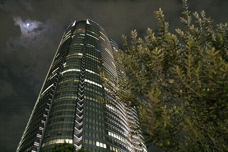 Grattacielo illuminato di notte a Roppongi Hills, Tokyo