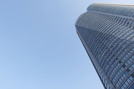 Grattacielo a Roppongi Hills contro il cielo azzurro.