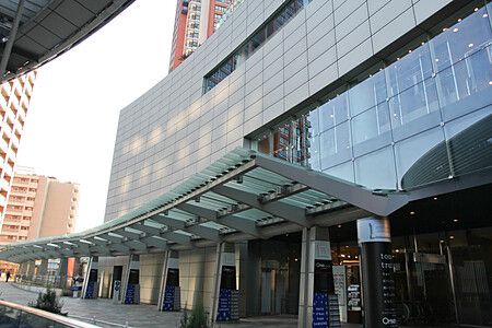 Ingresso moderno in metallo e vetro a Roppongi Hills, Tokyo.