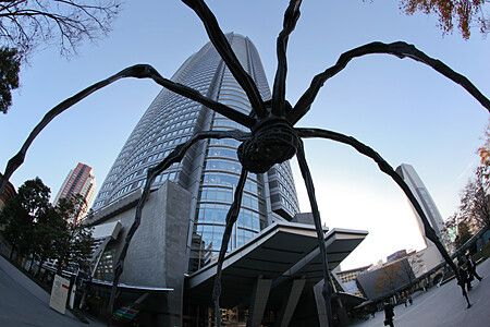 Il ragno di Louise Bourgeois a Roppongi Hills con un grattacielo sullo sfondo.