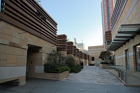 Moderno complesso pedonale a Roppongi Hills, Tokyo con edifici eleganti
