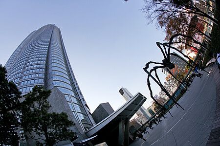 Il ragno di Louise Bourgeois a Roppongi Hills accanto a un grattacielo.
