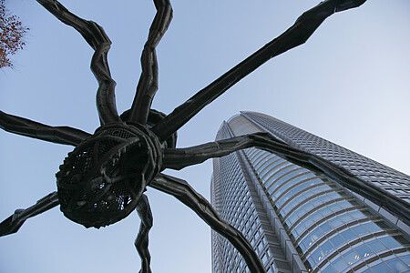 Il ragno di Louise Bourgeois a Roppongi Hills accanto a un grattacielo.