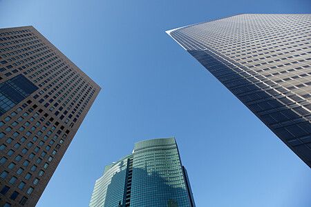 Tre grattacieli contro un cielo azzurro a Shiodome, Tokyo.