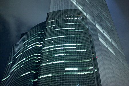 Grattacielo illuminato di notte a Shiodome, Tokyo.