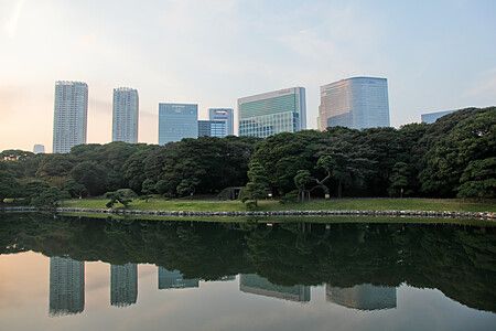 Skyline di Shiodome a Tokyo riflesso in un lago