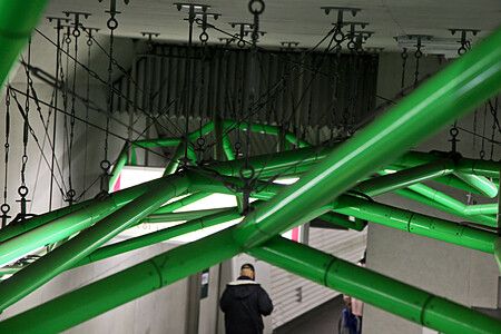 Struttura metallica verde alla stazione di Iidabashi a Tokyo con un individuo