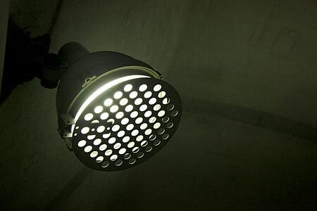 Lampada circolare con griglia forata alla stazione di Iidabashi, Tokyo.